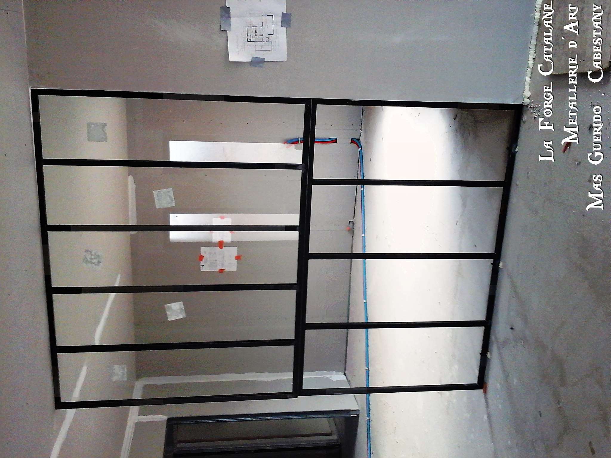 verriere type ancien atelier montage sur support a plaquer par le plaquiste avec tole pliee capotage forge catalane.jpg